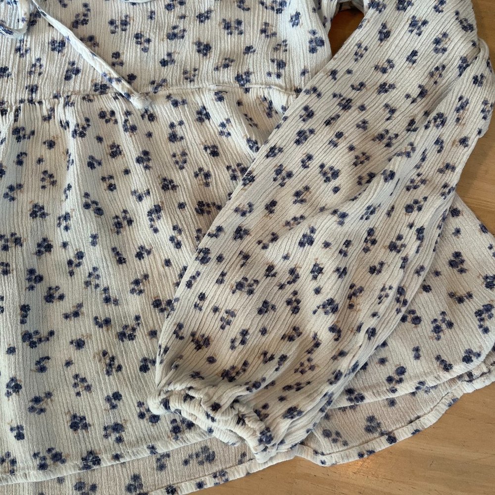 Hippie Rose Peplum Blue and White Floral Top tie detail front Size Large - Picture 7 of 11
